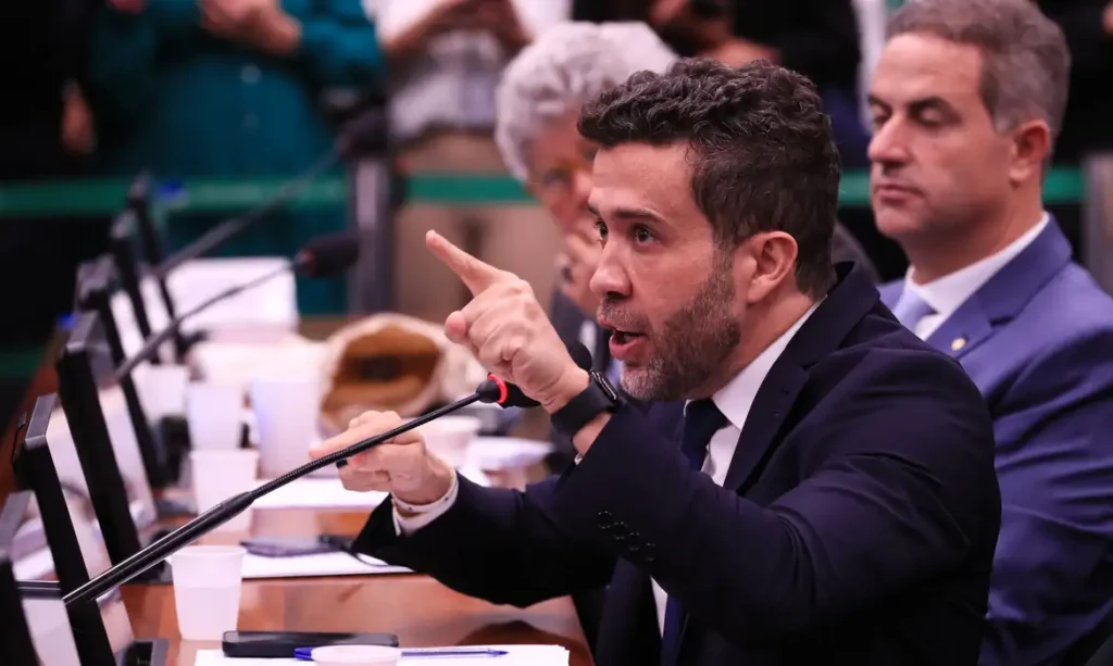 Deputado é afastado do cargo por homofobia contra colega de parlamento